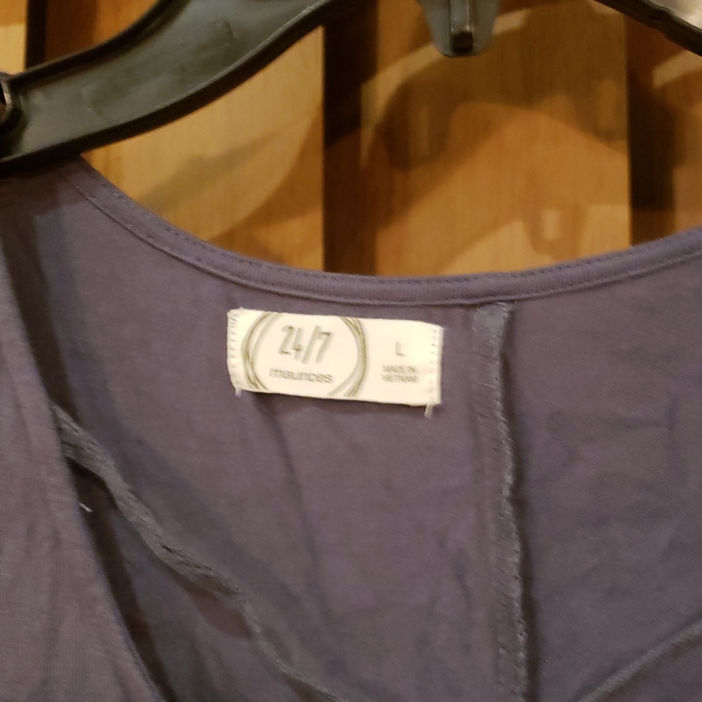 Maurice's v neck tee, size large - Picture 2 of 3
